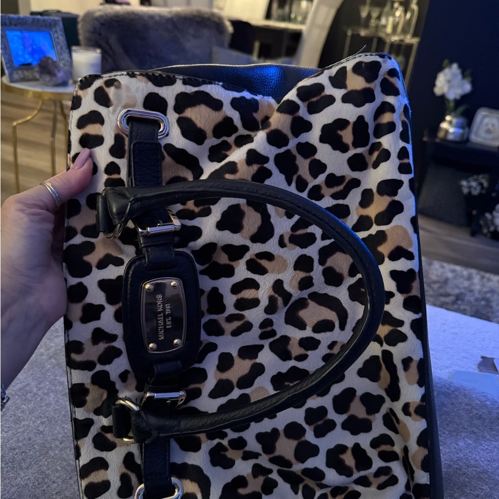 Gorgeous Chic Michael Kors Leopard Print Satchel with Black Trim - Picture 5 of 5